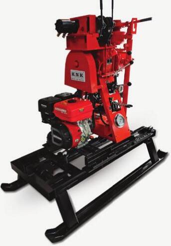 KNK KN-50 vermelha, motor a gasolina 15 HP com partida manual, sobre patins
